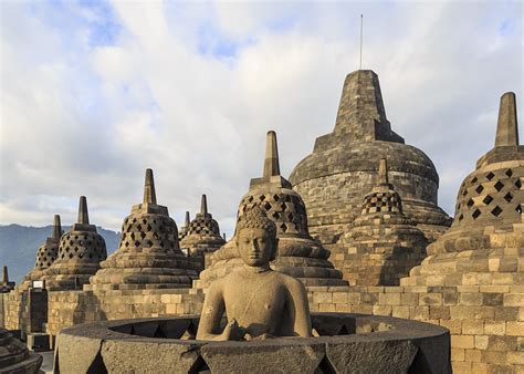  El relieve de Borobudur: Un viaje a través de la piedra y la iluminación espiritual!