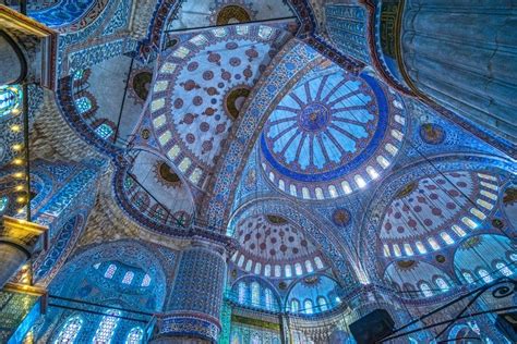  La Mezquita Azul Una Visión Celestial de Azulejos y Perspectivas Exquisitas!